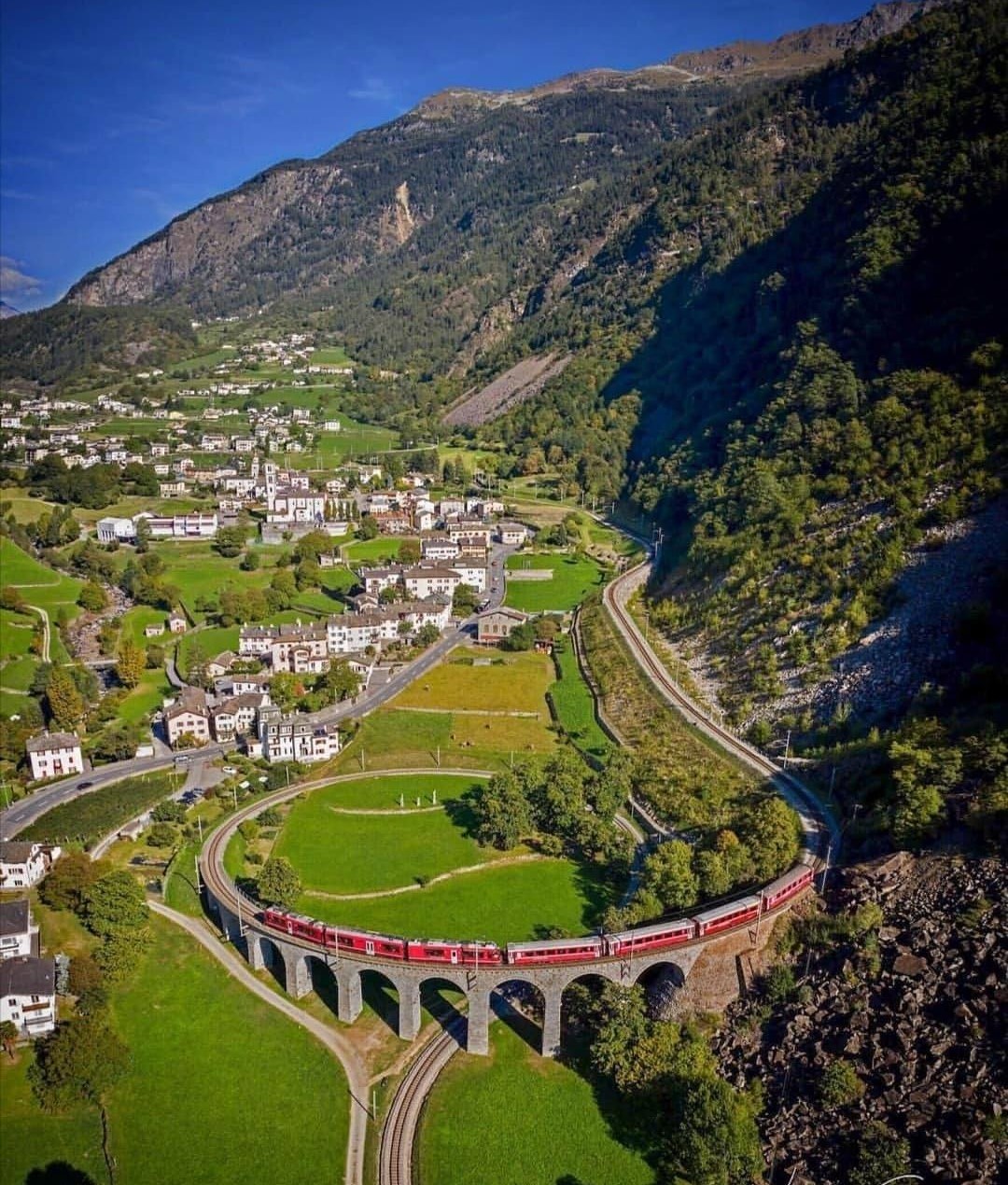 viadotto di Brusio con trenino rosso in Valposchiavo, vicino a Tirano